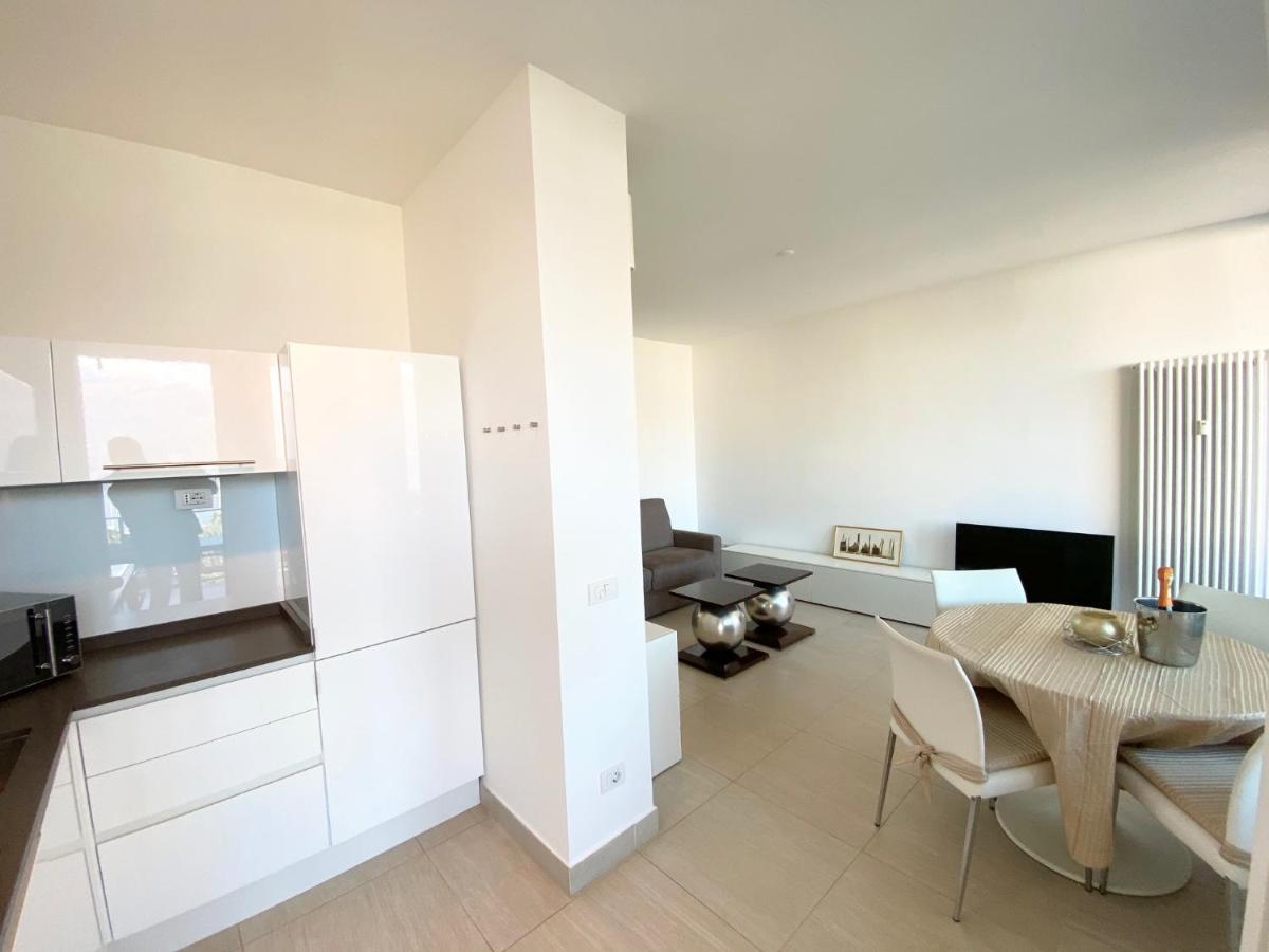Appartamento Palazzo Di Vetro Luino Buitenkant foto